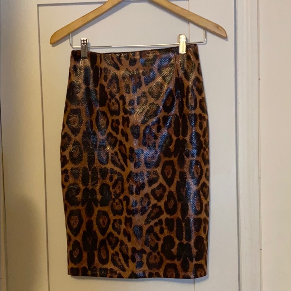 Leopard print fitted knee pencil skirt.